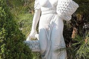 Бетонная скульптура "Девушка с корзинами"